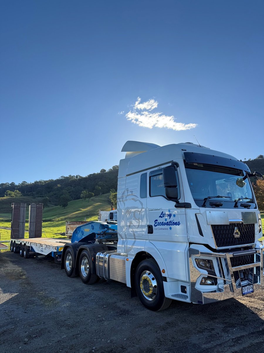 Prime mover with low loader float