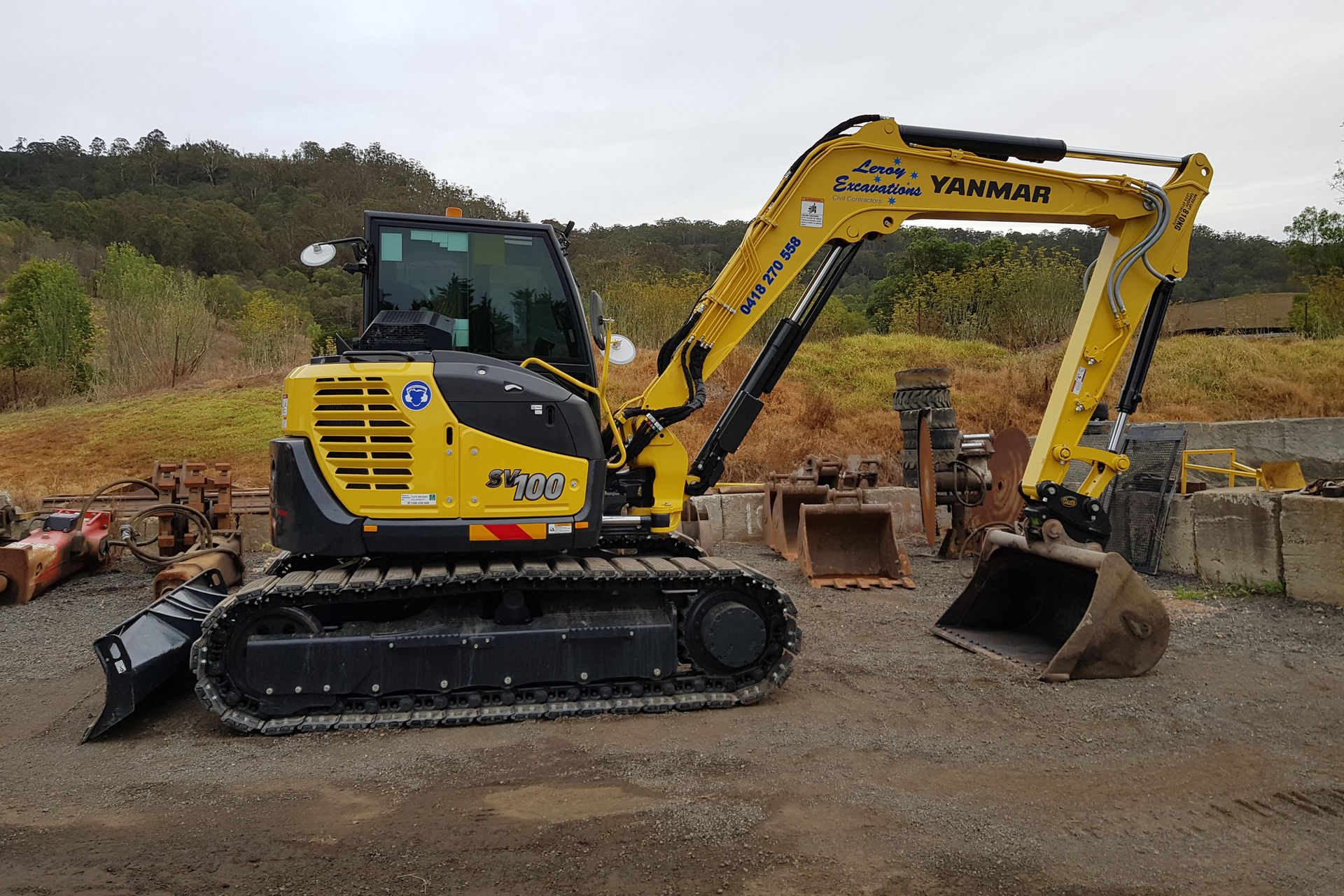 Leroy Excavations excavator working detailed excavation in rock on a NSW civil site