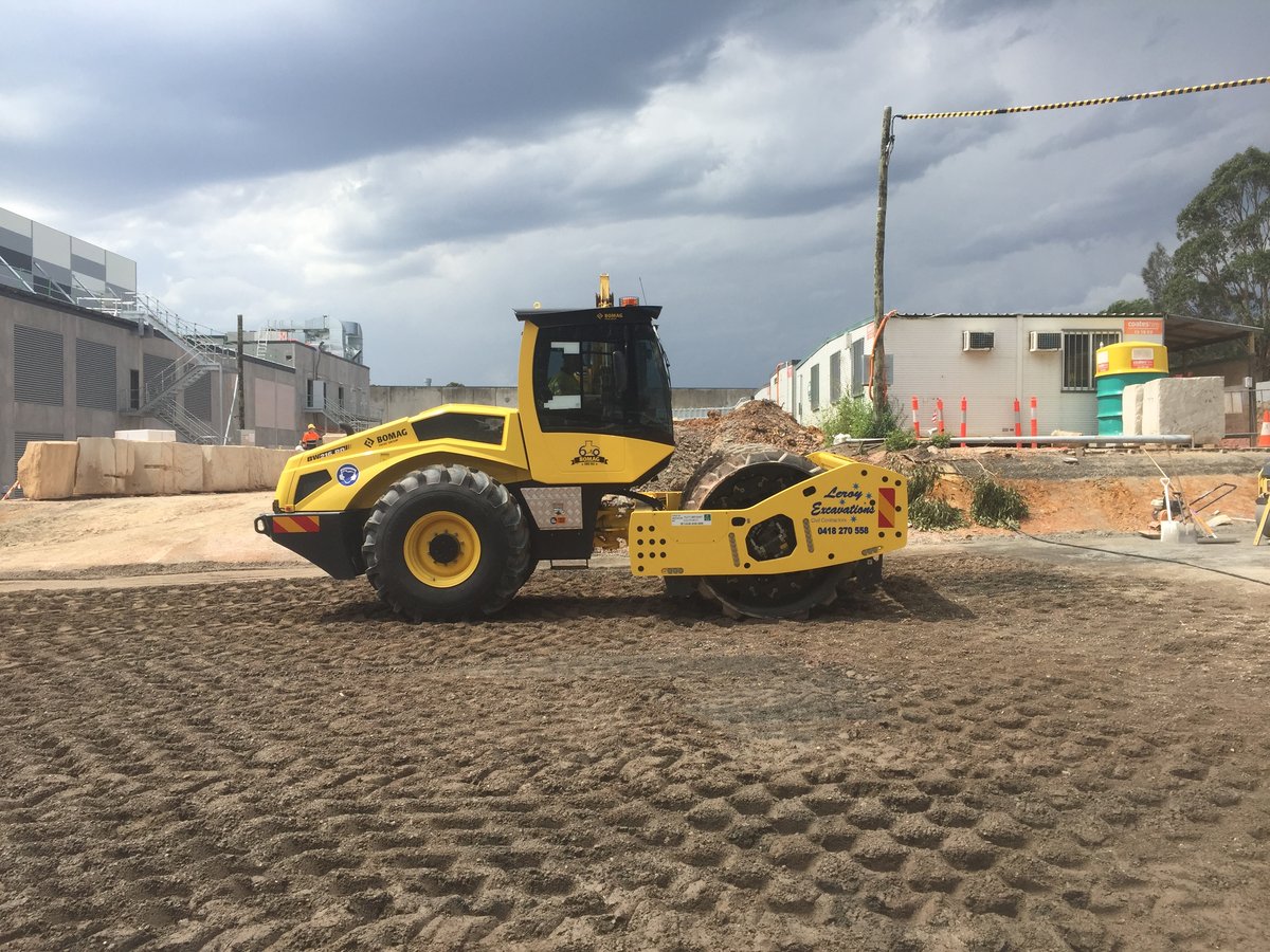 16 tonne Bomag padfoot roller